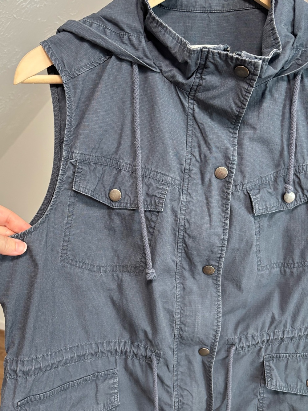 Mudd slate blue utility vest with hood and drawstrings, size 1X - Picture 4 of 8
